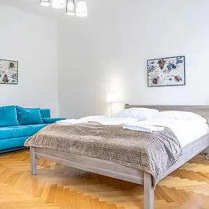 Comfortable 2br Apt, Near Wiener Stadthalle Apartament